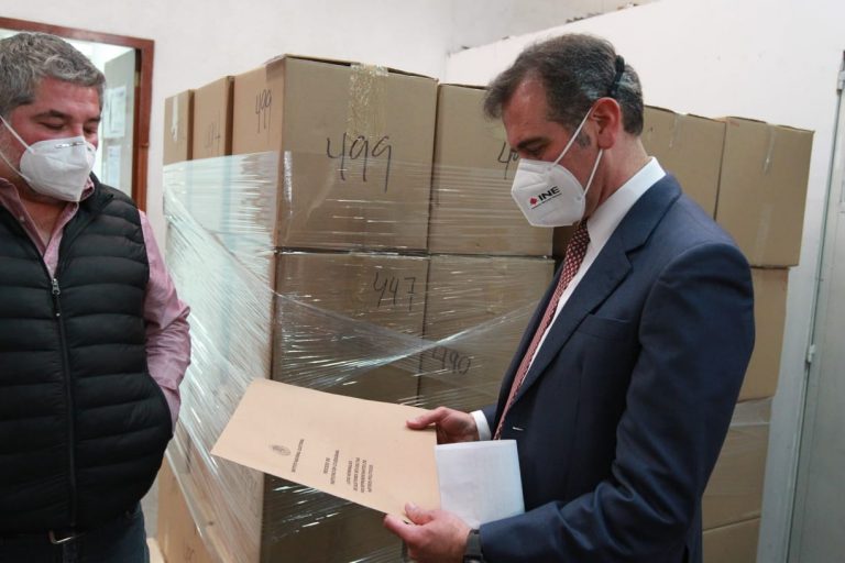 Recorrido del Consejero Presidente Dr. Lorenzo Córdova Vianello, Edmundo Jacbo Molina Secretario Ejecutivo y René Miranda Jaimes al Centro Nacional de Impresión (Charco Azul).