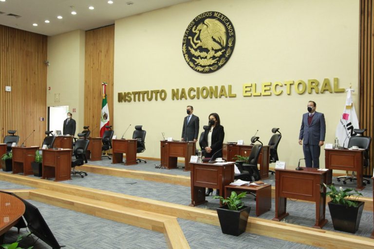 Minuto de silencio en memoria a Carlos Ravelo Duralde, Ex Subdirector de Operación Regional en la Dirección Ejecutiva de Organización Electoral.