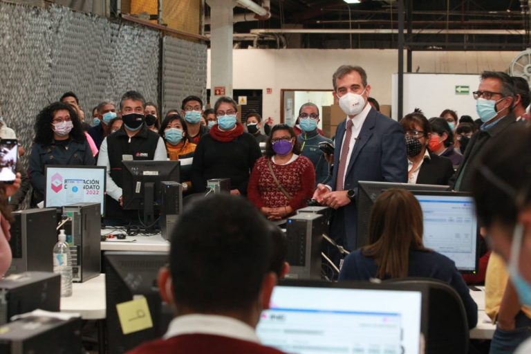 Recorrido del Consejero Presidente Dr. Lorenzo Córdova Vianello, Edmundo Jacbo Molina Secretario Ejecutivo y René Miranda Jaimes al Centro Nacional de Impresión (Charco Azul).