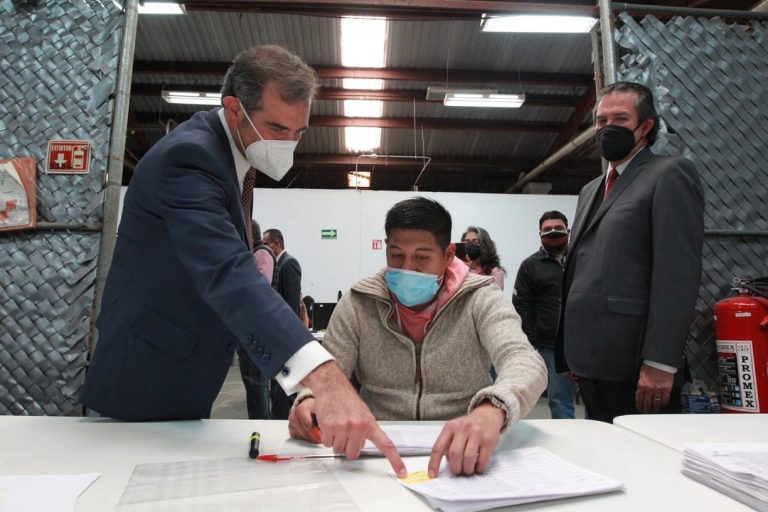 Recorrido del Consejero Presidente Dr. Lorenzo Córdova Vianello, Edmundo Jacbo Molina Secretario Ejecutivo y René Miranda Jaimes al Centro Nacional de Impresión (Charco Azul).