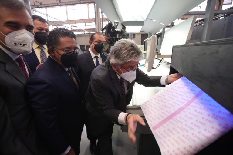 Recorrido por las instalaciones de Talleres gráficos en el  Inicio de la producción de papeleta para la Revocación del mandato.