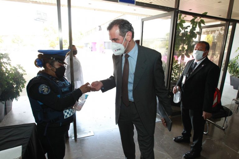El INE instaló un cerco sanitario para los trabajadores y asistentes al instituto.