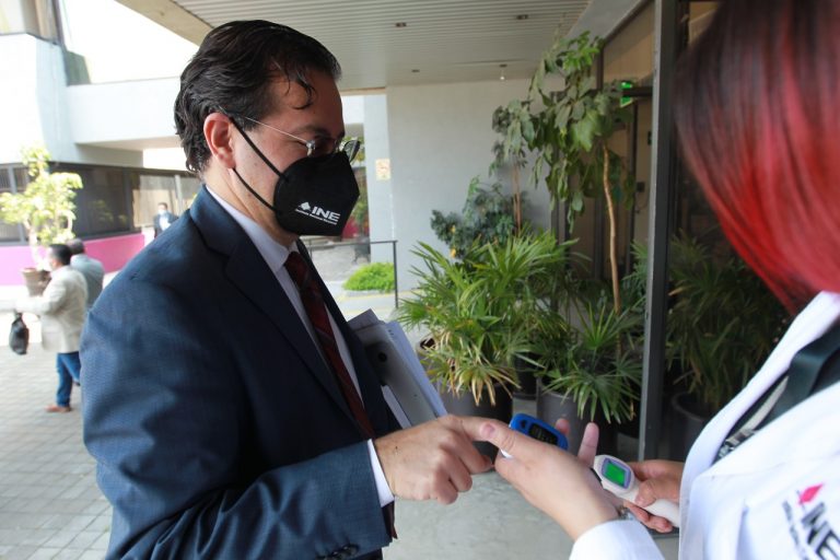 El INE instaló un cerco sanitario para los trabajadores y asistentes al instituto.
