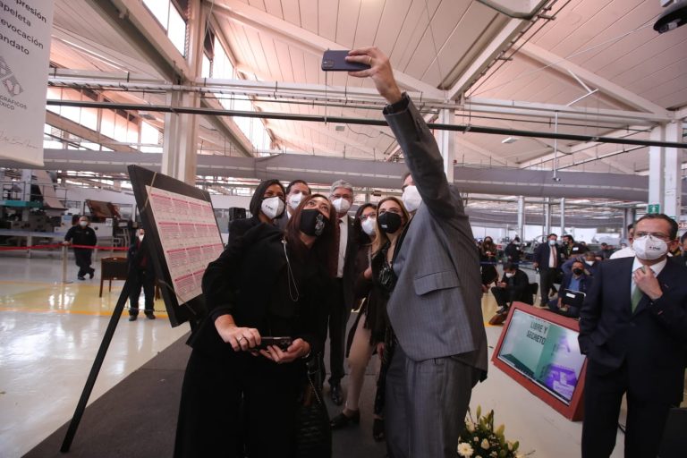 Recorrido por las instalaciones de Talleres gráficos en el  Inicio de la producción de papeleta para la Revocación del mandato.