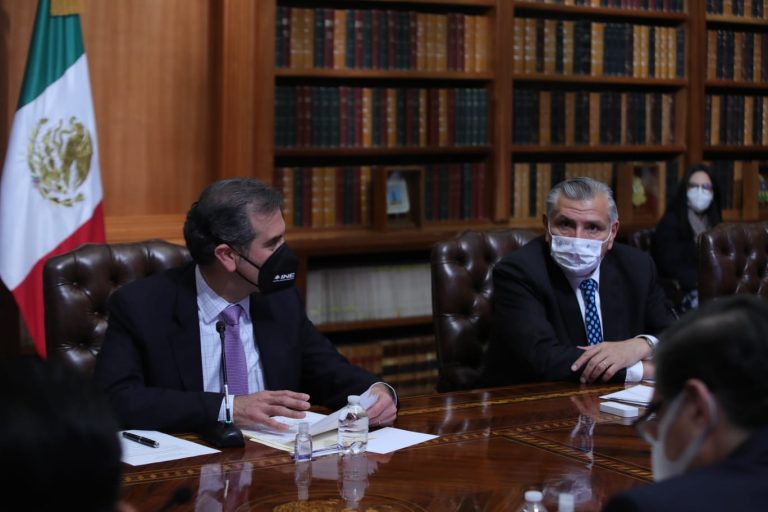 Lorenzo Córdova Vianello, Consejero Presidente del INE y Adán Augusto López Hernández Secretario de Gobernación.