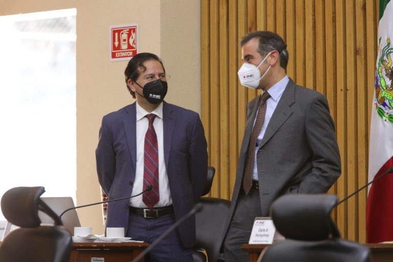 José Roberto Ruíz Saldaña, Consejero Electoral y Lorenzo Córdova Vianello, Consejero Presidente.