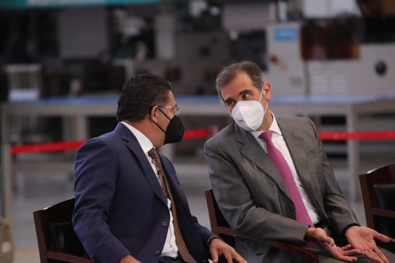 Rabindranath Salazar Solorio, Subsecretario de Desarrollo Democrático, Participación Social y Asuntos Religiosos de la Secretaría de Gobernación y Lorenzo Córdova Vianello, Consejero Presidente del INE.