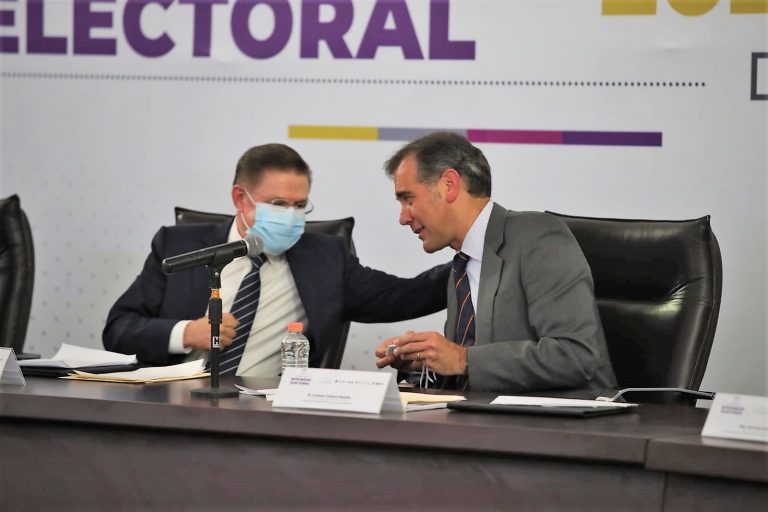 José Rosas Aispuro Torres Gobernador del Estado de Durango y Lorenzo Córdova Vianello Consejero Presidente del INE en la Firma del Acuerdo por la Integridad electoral Proceso Electoral 2021-2022.