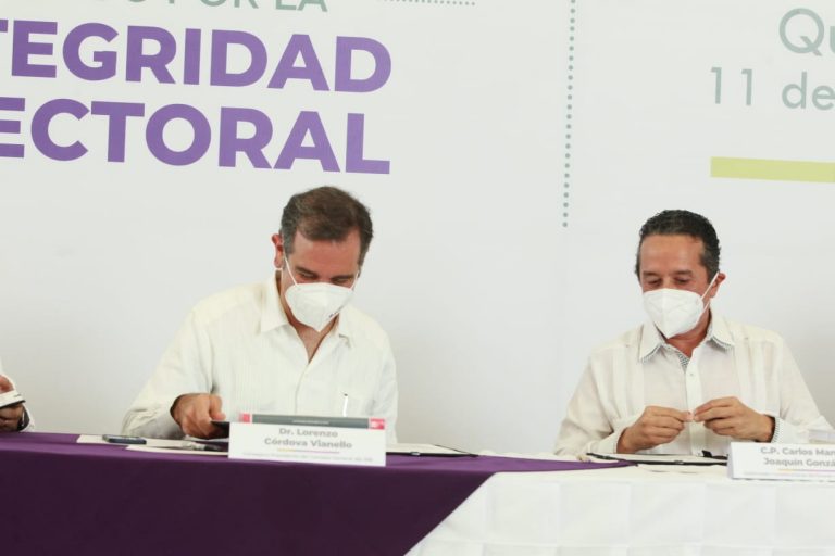 Lorenzo Córdova Vianello, Consejero Presidente del INE y Carlos Manuel Joaquín González Gobernador de Quintana Roo en la Firma del Acuerdo por la Integridad Electoral.