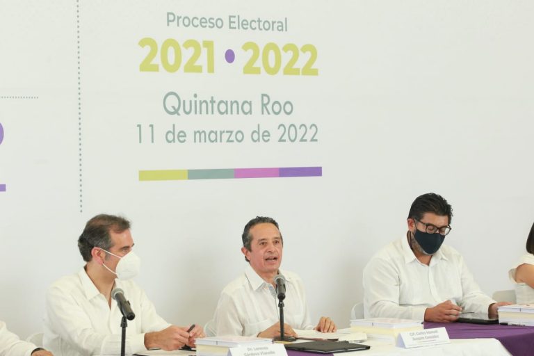 Lorenzo Córdova Vianello, Consejero Presidente del INE, Carlos Manuel Joaquín González Gobernador de Quintana Roo y Reyes Rodríguez Mondragón, Magistrado Presidente del TEPJF en la Firma del Acuerdo por la Integridad Electoral.