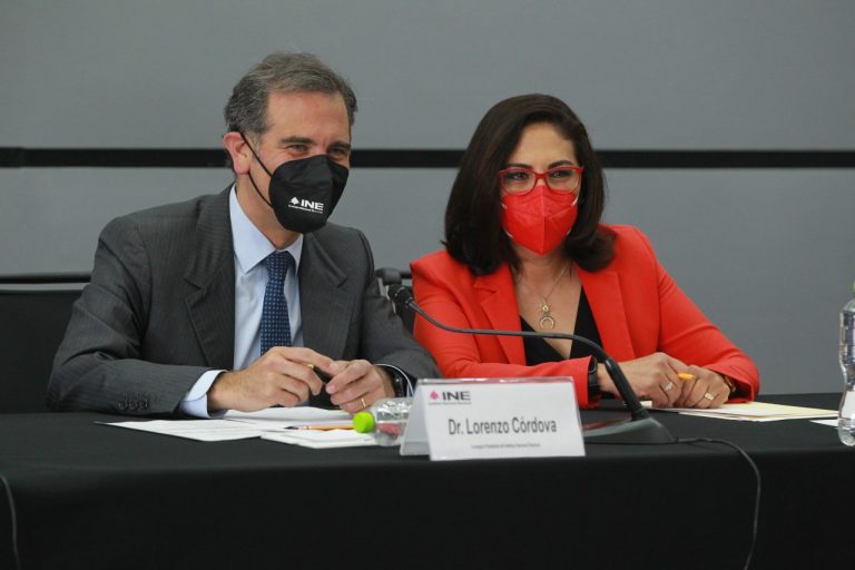 Dr. Lorenzo Córdova Vianello
Consejero Presidente del Consejo General del INE y Mtra. Claudia Zavala Pérez
Consejera Electoral INE.