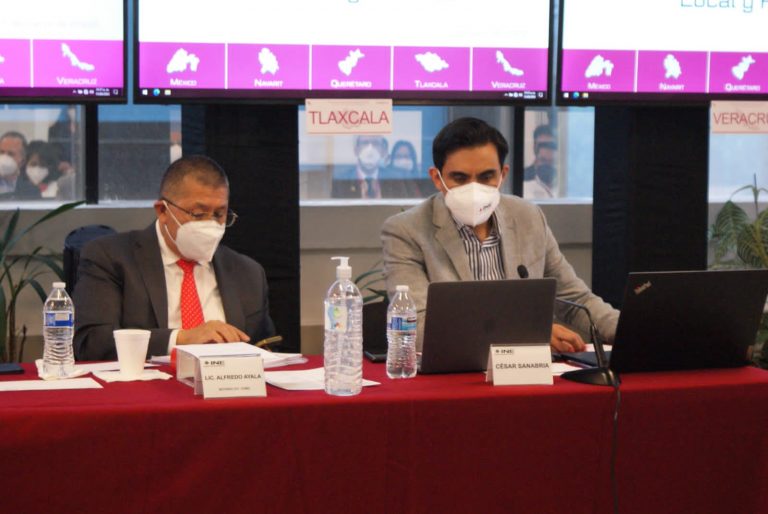 Alfredo Ayala Herrera notario público número 237 de la Ciudad de México y César Sanabria Subdirector de Seguridad Informática.