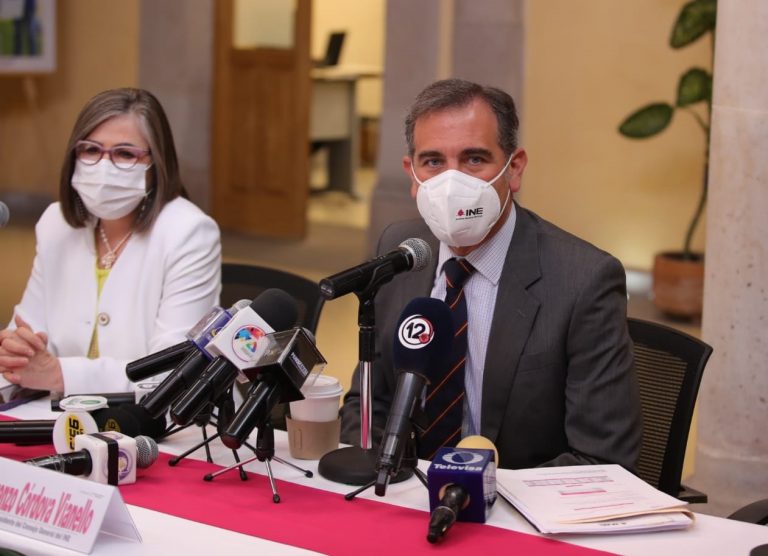 María Elena Cornejo Esparza, Vocal Ejecutiva del INE en Durango y Lorenzo Córdova Vianello, Consejero Presidente del INE en la conferencia de prensa.