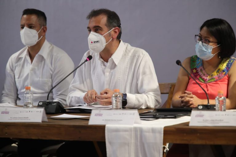 Lorenzo Córdova Vianello Consejero Presidente del INE, Alejandro Murat Hinojosa Gobernador del Estado de Oaxaca y Elizabeth Sánchez González Consejera Presidenta del Instituto Estatal Electoral y de Participación Ciudadana de Oaxaca.