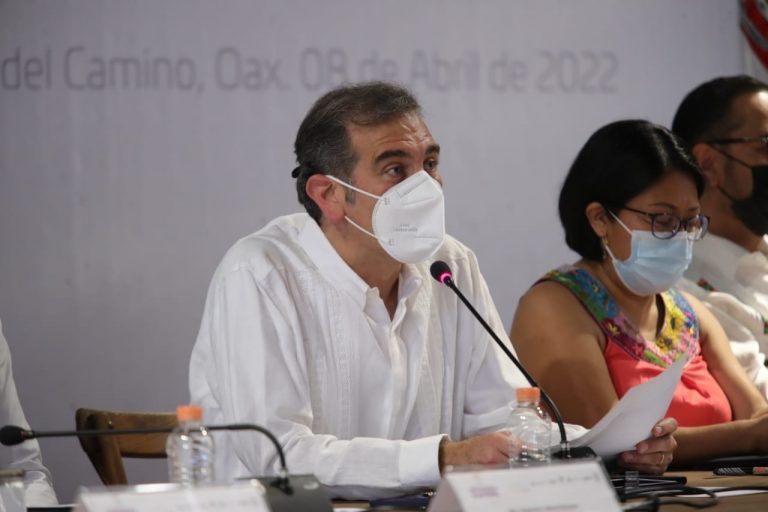 Lorenzo Córdova Vianello Consejero Presidente del INE y Elizabeth Sánchez González Consejera Presidenta del Instituto Estatal Electoral y de Participación Ciudadana de Oaxaca.