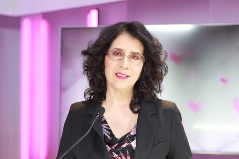 Nancy De Santiago, Analista Política.