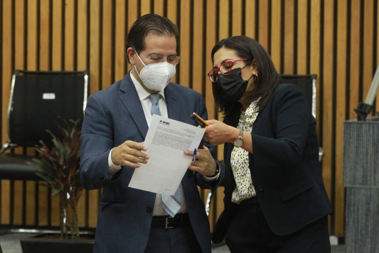José Roberto Ruíz Saldaña y Claudia Zavala Pérez Consejera y Consejero Electorales.