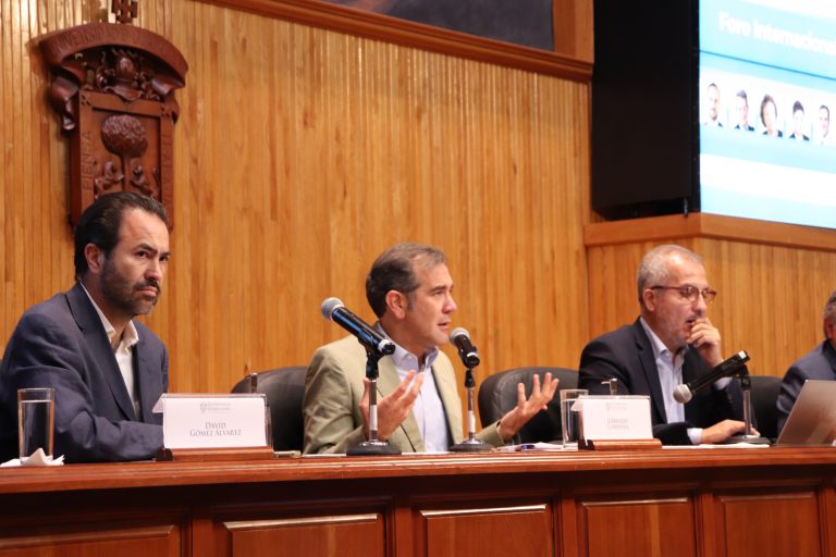 David González Álvarez, Moderador , Lorenzo Córdova Vianello, Consejero Presidente del INE y Luis Carlos Ugalde Ex Consejero Presidente del IFE.