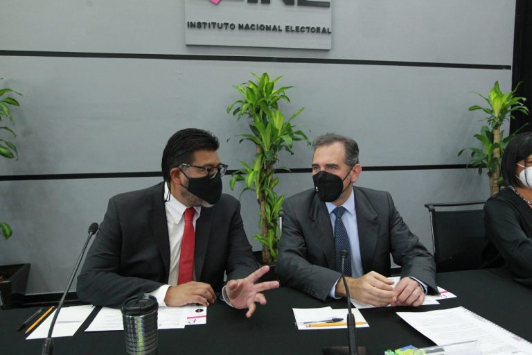 Reyes Rodríguez Mondragón, Magistrado Presidente del TEPJF y Lorenzo Córdova Vianello, Consejero Presidente.