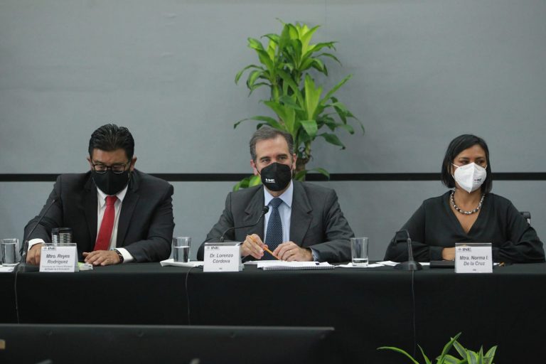 Reyes Rodríguez Mondragón Magistrado Presidente del TEPJF, Lorenzo Córdova Vianello, Consejero Presidente y Norma Irene de la Cruz Magaña Consejera Electoral.