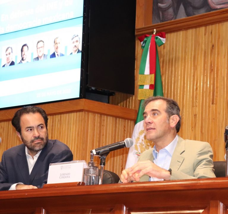 David González Álvarez, Moderador y Lorenzo Córdova Vianello, Consejero Presidente del INE.