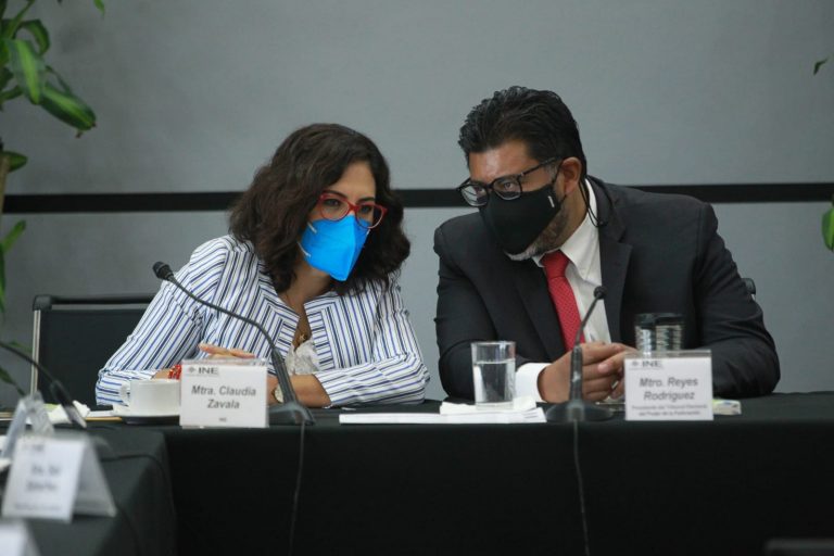 Claudia Zavala Pérez, Consejera Electoral y Reyes Rodríguez Mondragón, Magistrado Presidente del TEPJF.
