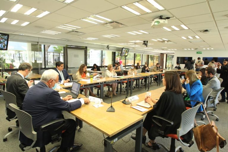 Mesa 2 “Debilitamiento del Estado de Derecho a través de las restricciones a los órganos de control y garantía de la democracia” en el marco del Seminario Internacional “El Estado de Derecho bajo asedio, una mirada de México y la Religión