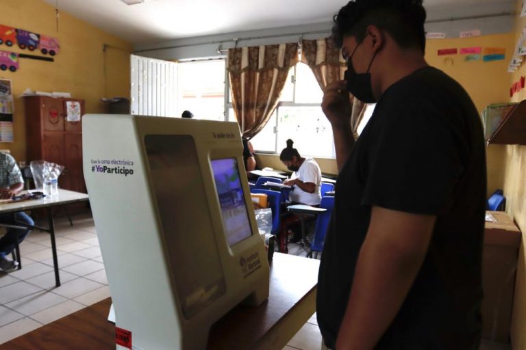 Urna Electrónica prestadas por el Instituto Electoral de Cohuila.