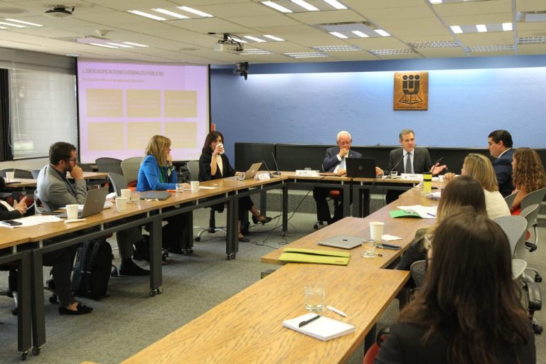 Mesa 2 “Debilitamiento del Estado de Derecho a través de las restricciones a los órganos de control y garantía de la democracia” en el marco del Seminario Internacional “El Estado de Derecho bajo asedio, una mirada de México y la Religión