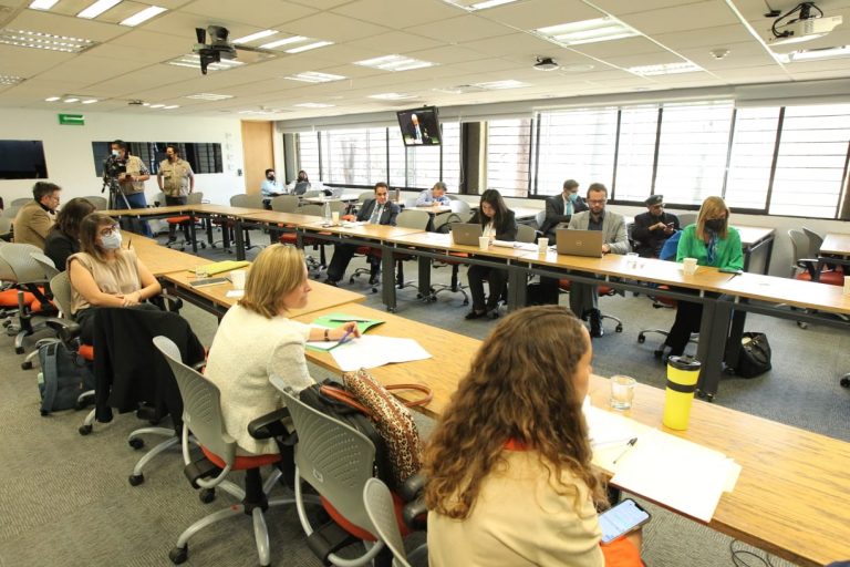 Mesa 2 “Debilitamiento del Estado de Derecho a través de las restricciones a los órganos de control y garantía de la democracia” en el marco del Seminario Internacional “El Estado de Derecho bajo asedio, una mirada de México y la Religión