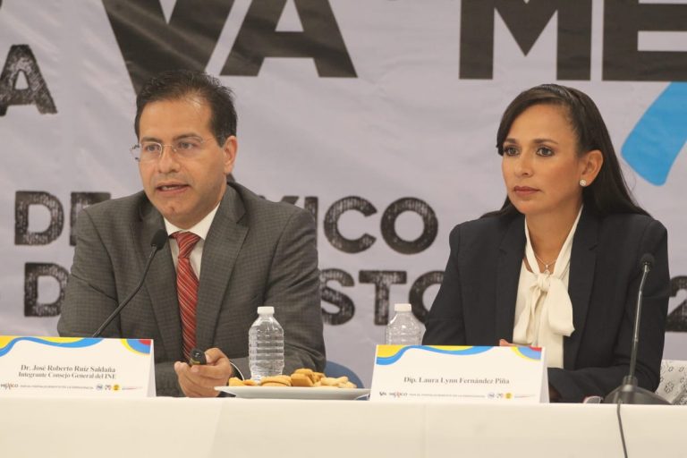 José Roberto Ruíz Saldaña Consejero Electoral del INE y Dip. Laura Fernández Piña.