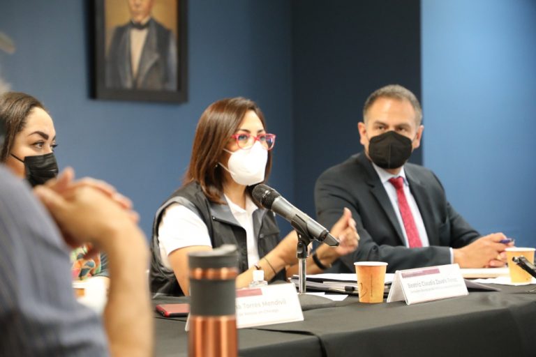 De derecha a izquierda  Embajadora Reyna Torres Mendivil Cónsul General de México en Chicago, Consejera Electoral Claudia Zavala Pérez y Consul Gerardo Guerrero Gómez.