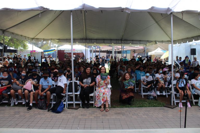 Adriana Favela Herrera, Consejera Electoral del INE en la Feria del Libro en Español y el Festival Literario LéaLA realizada en Los Ángeles, California.