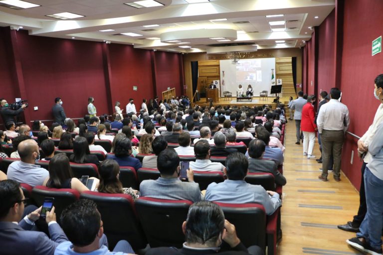 Asistentes al Conversatorio en el Auditorio Dr. Rodolfo Cruz Miramontes de la Universidad Autónoma de Chihuahua.
