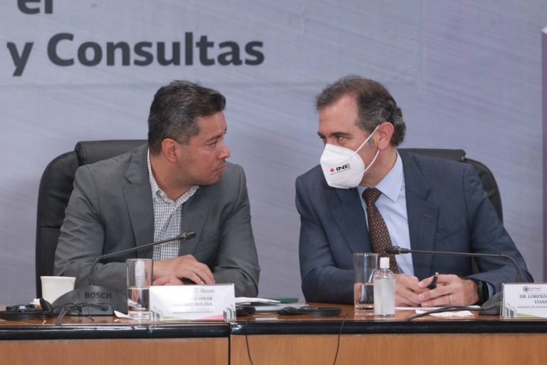 Diputado José Omar Sánchez Molina  y Lorenzo Córdova Vianello Consejero Presidente del INE.