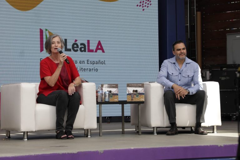 Mónica Lavín autora del libro La Hamaca Roja y Roberto Heycher Cardiel Soto, Director Ejecutivo de Capacitación Electoral y Educación Cívica del INE.