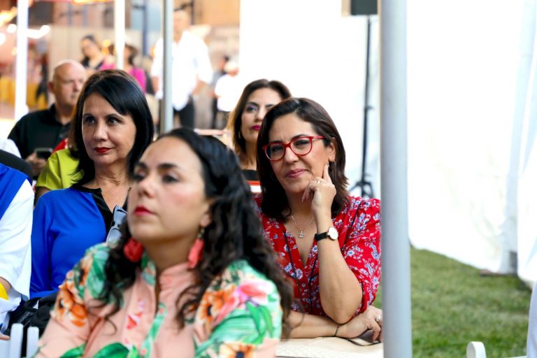 Claudia Zavala, Consejera Electoral en la Feria del Libro en Español y el Festival Literario LéaLA, en Los Ángeles, California.