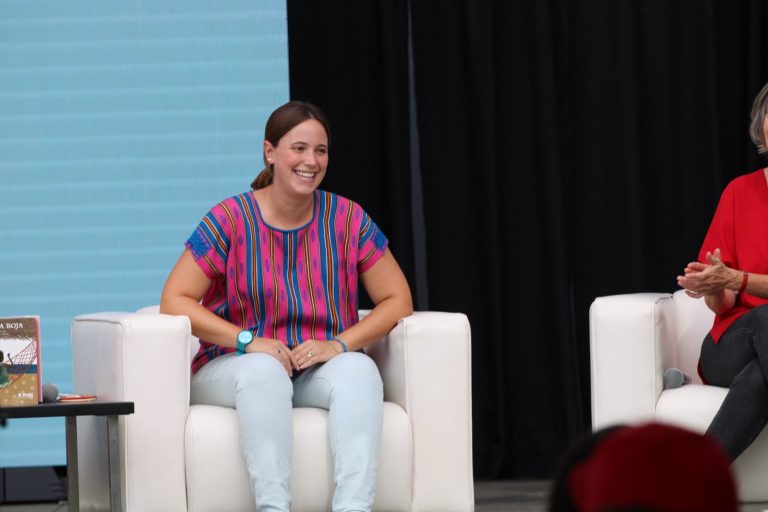 María Perujo ilustradora del libro La Hamaca Roja.