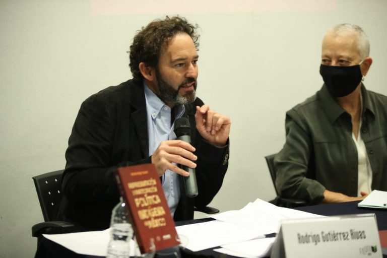 Rodrigo Gutiérrez Rívas, académico del IIJ de la UNAM. y Martha Singer Sochet autora del libro.