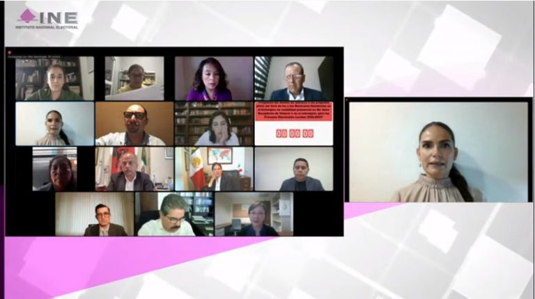 Claudia Corona, Moderadora.