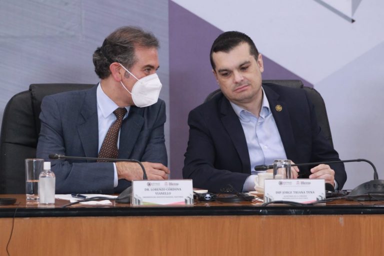 Lorenzo Córdova Vianello Consejero Presidente del INE y el Senador Jorge Triana Tena.