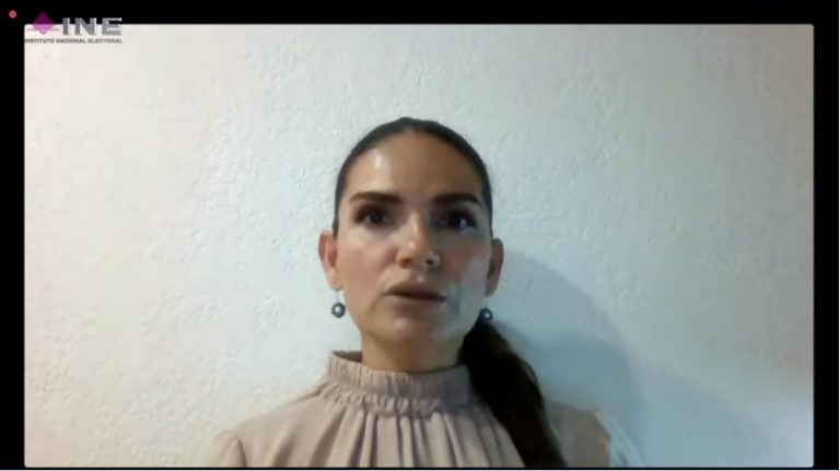 Claudia Corona, Moderadora.