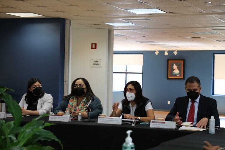 De derecha a izquierda  Embajadora Reyna Torres Mendivil Cónsul General de México en Chicago, Consejera Electoral Claudia Zavala Pérez y Consul Gerardo Guerrero Gómez.