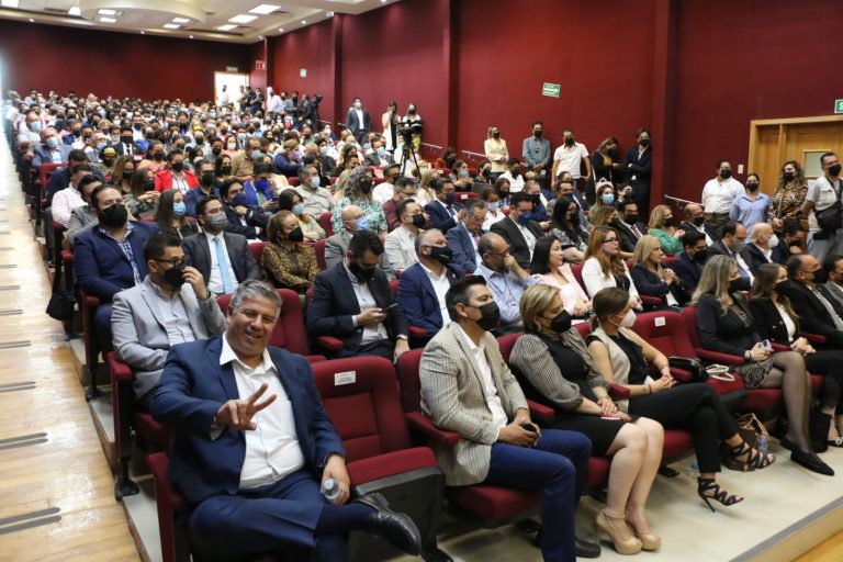 Asistentes al Conversatorio en el Auditorio Dr. Rodolfo Cruz Miramontes de la Universidad Autónoma de Chihuahua.