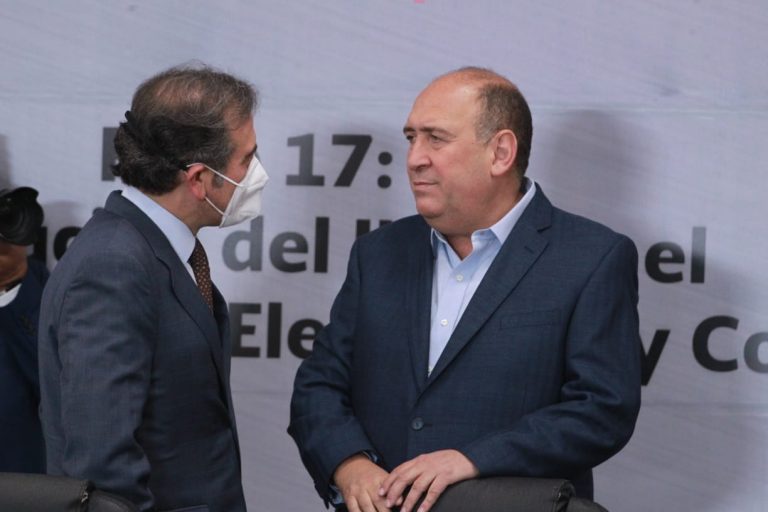 Lorenzo Córdova Vianello Consejero Presidente del INE y el Diputado Rubén Moreira Valdez.