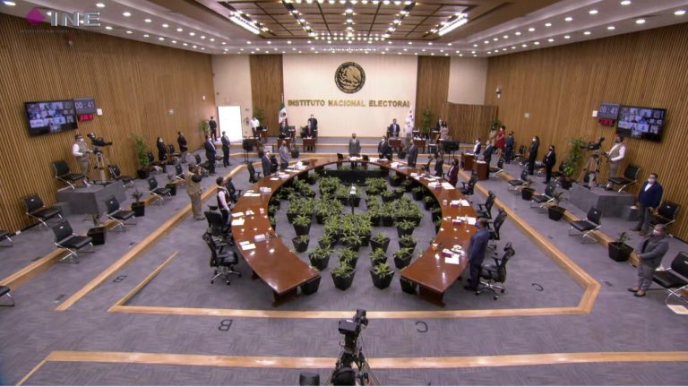 Minuto de silencio de Juan Manuel López Bernal Ex secretario Ejecutivo del IFE y  Omar Ramírez Ruíz Funcionario del INE.