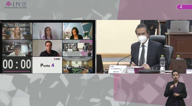 Minuto de silencio de Juan Manuel López Bernal Ex secretario Ejecutivo del IFE y  Omar Ramírez Ruíz Funcionario del INE.