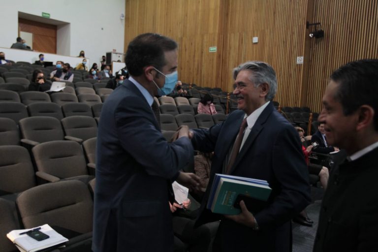 (De izq a der.) Lorenzo Córdova Vianello Consejero Presidente del INE, Leonardo Valdés Zurita Ex Presidente del IFE y Manuel Carrillo Poblano Coordinador de Asuntos Internacionales del INE.