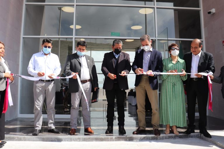 Corte de listón de las nuevas instalaciones del INE en Zacatecas.