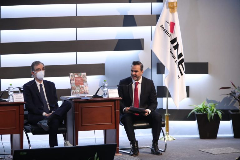 Roberto Heycher Cardiel Director Ejecutivo de Capacitación Electoral y Educación Cívica del INE y José Woldenberg Karakowsky Ex Presidente del IFE.